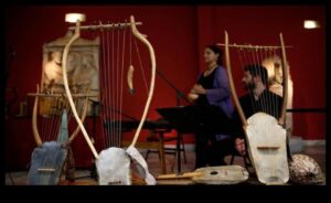 الترانيم الهيلينية: الآلات الموسيقية في اليونان القديمة