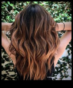امرأة سمراء Balayage Bliss: الحصول على مظهر امرأة سمراء قبلتها الشمس