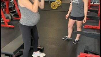 تدفق الأم المناسب: تمارين الحمل النشطة من أجل الحيوية