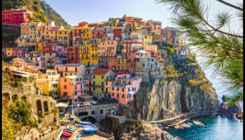 كيف تساهم المناظر الطبيعية في الممارسات والتقاليد الثقافية للمجتمعات؟