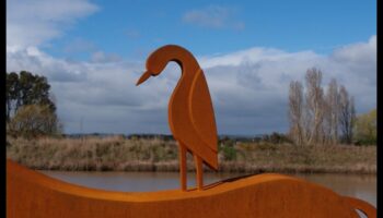 كيف تلهم المناظر الطبيعية وتؤثر على تصميم المنحوتات الخارجية؟