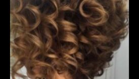 تابعت اللوالب الهادئة: تحقيق الهدوء والنعمة من خلال تسريحات الشعر المجعدة