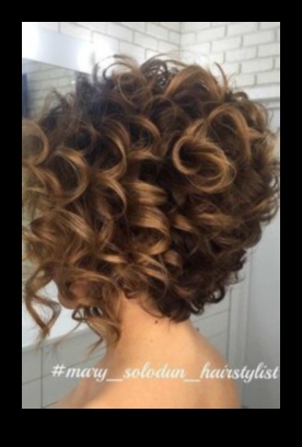 تابعت اللوالب الهادئة: تحقيق الهدوء والنعمة من خلال تسريحات الشعر المجعدة