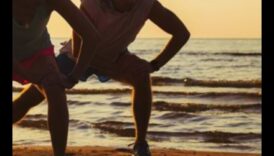 حرق على شاطئ البحر: تمارين ساحلية في الهواء الطلق للياقة البدنية