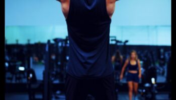 سيمفونية وزن الجسم: تنسيق القوة والمرونة والتوازن