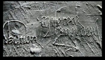 الكتابة على الجدران القوطية: المنحوتات الفنية في المساحات المعمارية في العصور الوسطى