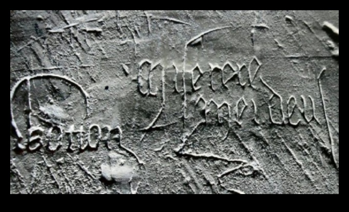 الكتابة على الجدران القوطية: المنحوتات الفنية في المساحات المعمارية في العصور الوسطى